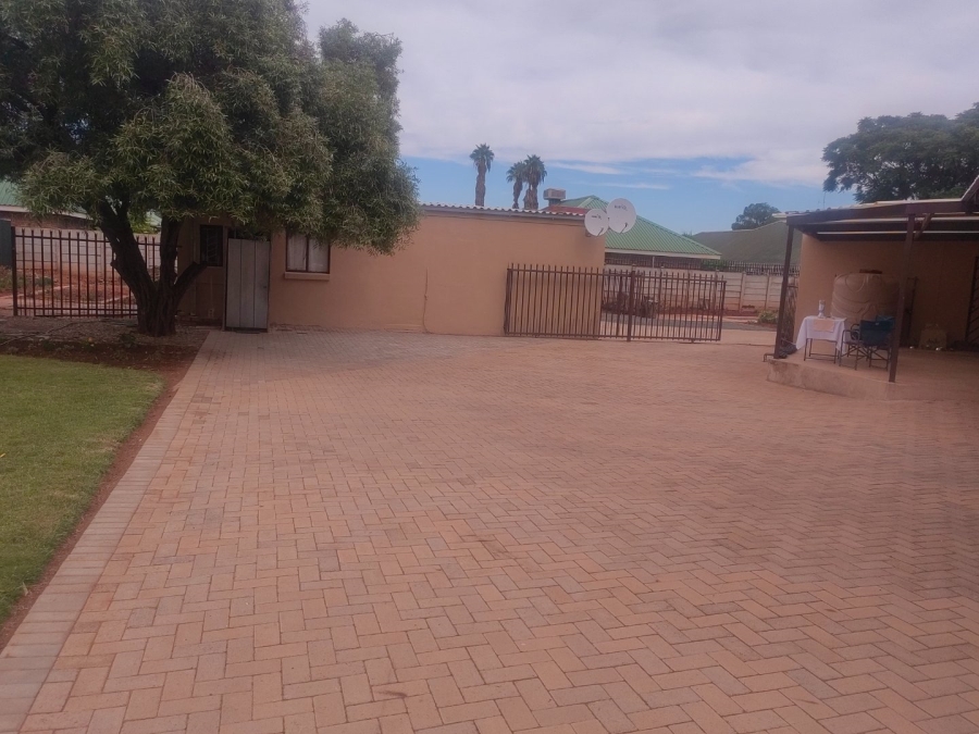 4 Bedroom Property for Sale in Rhodesdene Northern Cape